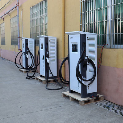Chargeur de véhicules électriques de type 2 CCS de 120 kW pour le parking des supermarchés
