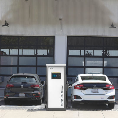 Chargeur de véhicules électriques de type 2 CCS de 120 kW pour le parking des supermarchés