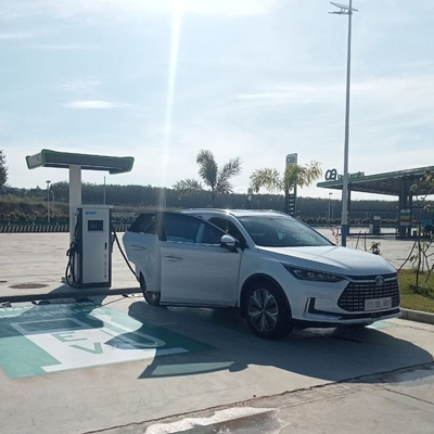 60kW ~ 150kW pile de chargeurs de véhicules électriques en courant continu double chargeur de pistolet au sol Station de charge rapide de voiture électrique en courant continu
